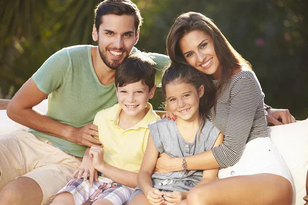 Familia sentada en el jardín juntos — Foto de Stock