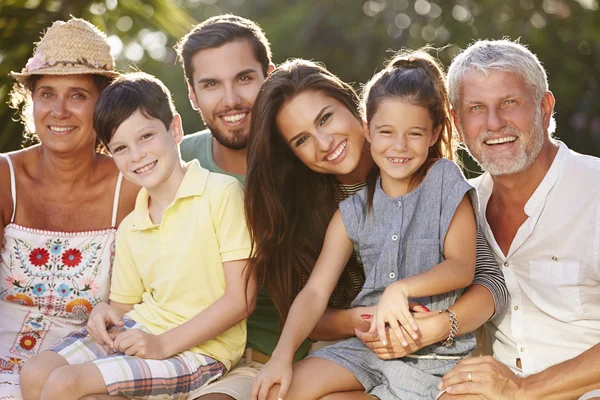 Multi Generation familj i trädgården — Stockfoto