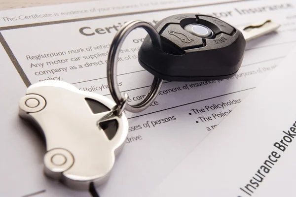 자동차 키와 보험 문서에 키 링 — 스톡 사진