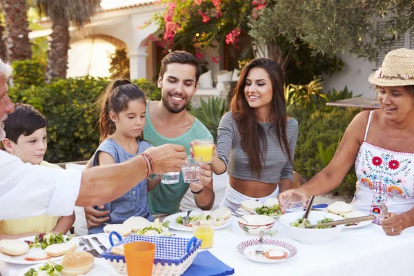 Multi Generation familj äta måltid — Stockfoto
