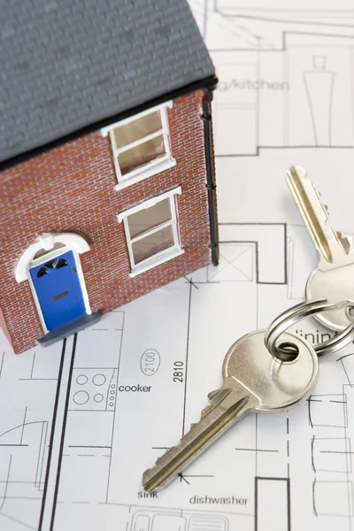 Huis met sleutels en plannen — Stockfoto