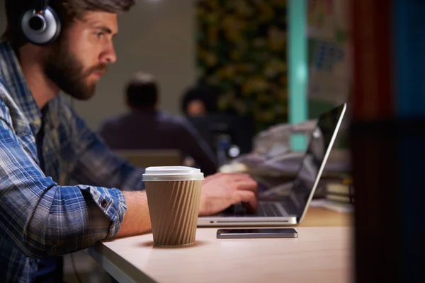 Lavoro in ufficio tardi sul computer portatile — Foto Stock