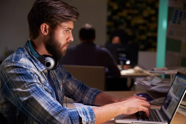 Kantoorbediende die op laptop werkt — Stockfoto