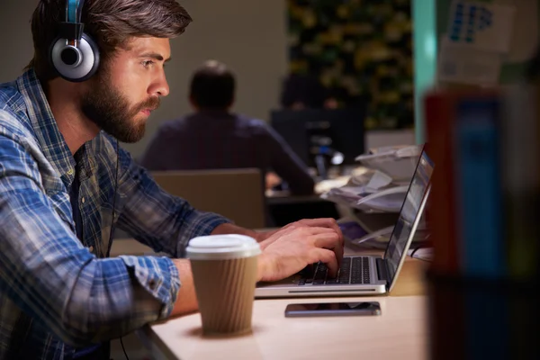 Kantoor werknemer werkt laat op Laptop — Stockfoto