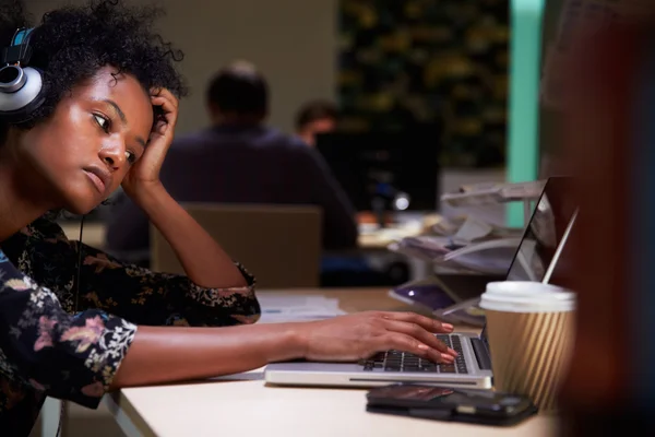 Office Worker With Coffee Working Late — Stock Photo, Image