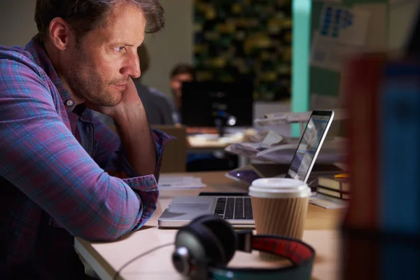 Kantoor werknemer met koffie werkt laat — Stockfoto