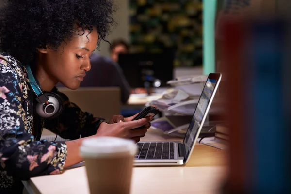 Employé de bureau avec café travaillant tard — Photo