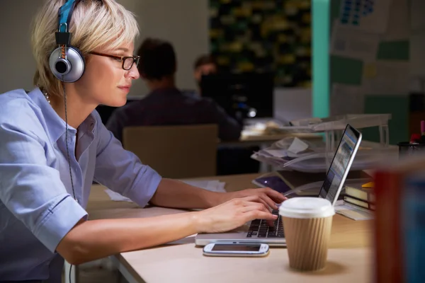 Lavoratore dell'ufficio con il caffè che lavora in ritardo — Foto Stock