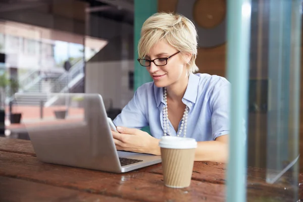 Femme d'affaires travaillant sur ordinateur portable — Photo