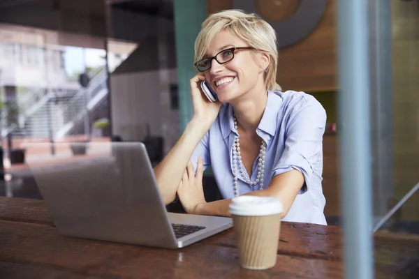 Affärskvinna Arbetar på laptop — Stockfoto