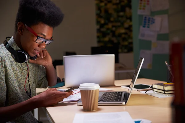 Lavoro in ufficio tardi sul computer portatile — Foto Stock