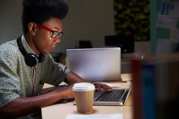 Travailleur de bureau travaillant tard sur ordinateur portable — Photo