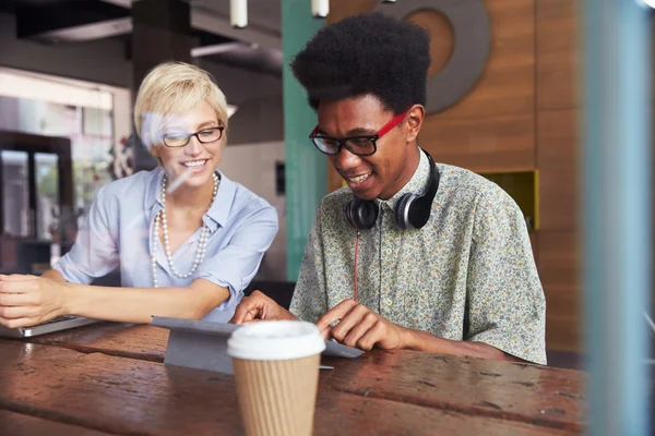 Due uomini d'affari che lavorano in caffetteria — Foto Stock