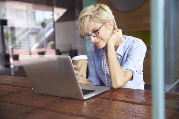 Affärskvinna Arbetar på laptop — Stockfoto