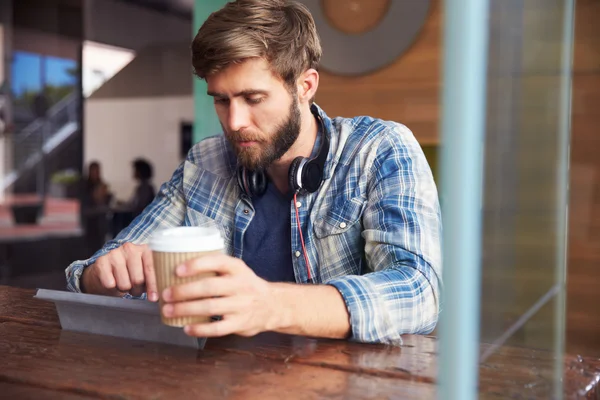 Homme d'affaires travaillant sur tablette numérique — Photo