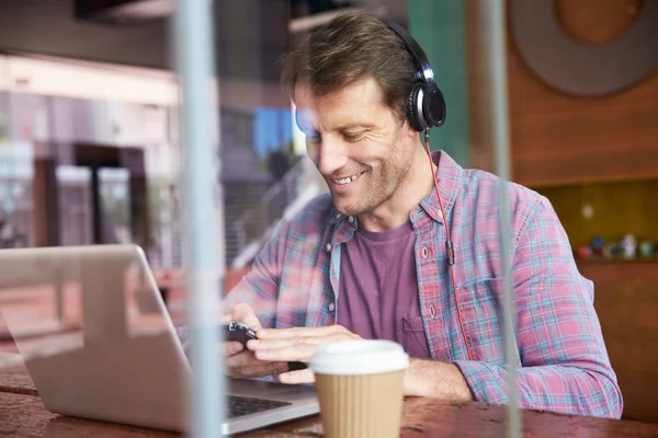 Uomo d'affari che utilizza il telefono in caffetteria — Foto Stock