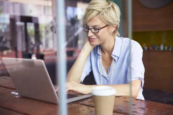 Femme d'affaires travaillant sur ordinateur portable — Photo