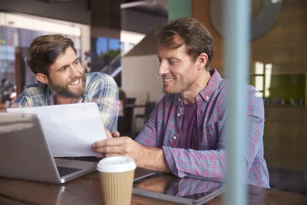 Twee zakenmannen werken aan laptop — Stockfoto