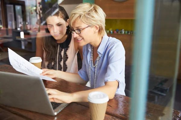 Zwei Geschäftsfrauen arbeiten am Laptop — Stockfoto