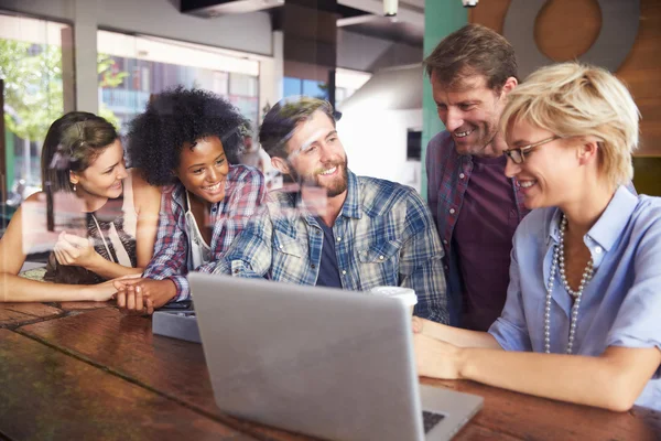 Groupe de gens d'affaires travaillant sur ordinateur portable dans un café — Photo