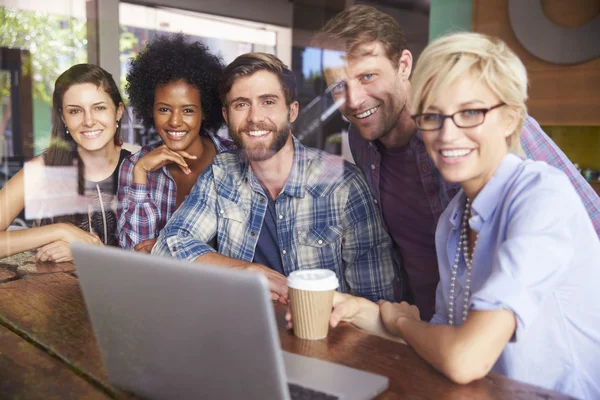 Grupo de empresarios que trabajan en el ordenador portátil en la cafetería — Foto de Stock