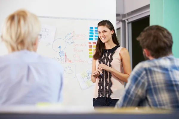 Manager leitet Brainstorming-Treffen im Amt — Stockfoto