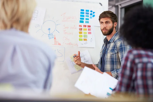 Manager Leading Creative Brainstorming in carica — Foto Stock
