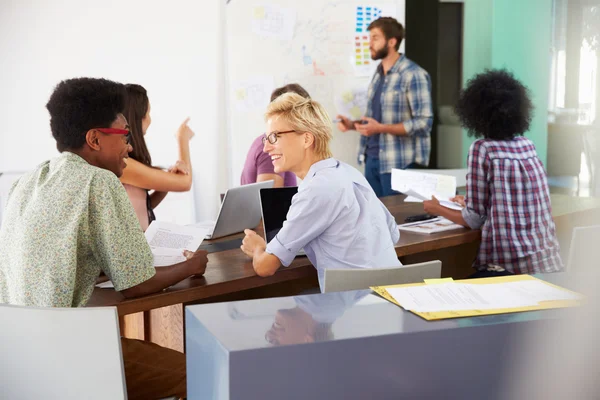 Manager Leading creatief brainstormen in kantoor — Stockfoto
