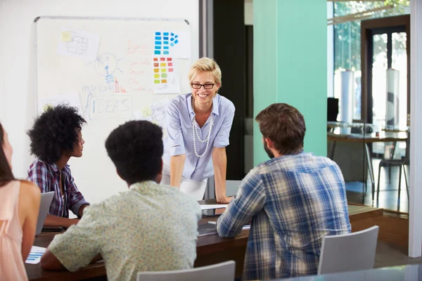 Manager leitet Brainstorming-Treffen im Amt — Stockfoto