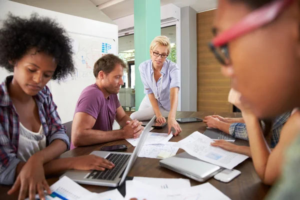 Manager leitet Brainstorming-Treffen im Amt — Stockfoto