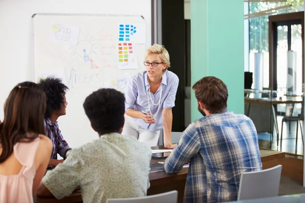 Manager leitet Brainstorming-Treffen im Amt — Stockfoto