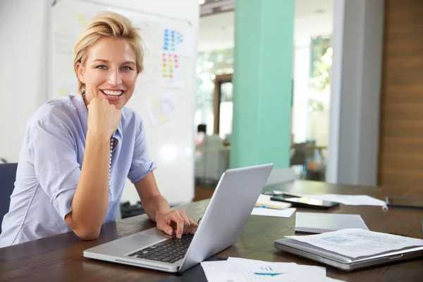 Geschäftsfrau arbeitet im Kreativbüro — Stockfoto