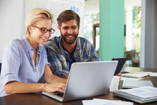 Imprenditori che lavorano in ufficio insieme — Foto Stock