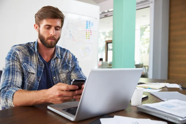 Zakenman werkt aan laptop op kantoor — Stockfoto