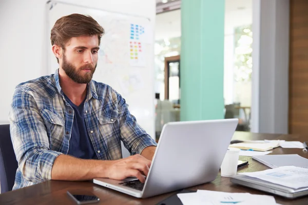 Zakenman werkt aan laptop — Stockfoto