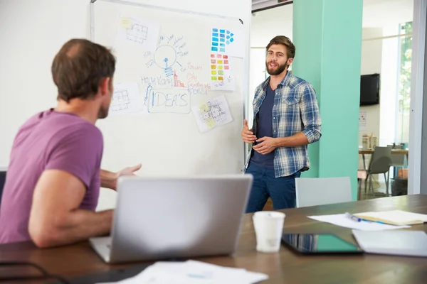 Uomini d'affari che hanno riunione creativa — Foto Stock