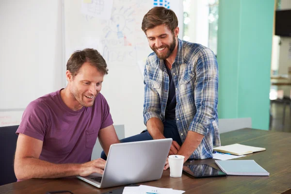 Affärsmän som arbetar på kontor tillsammans — Stockfoto