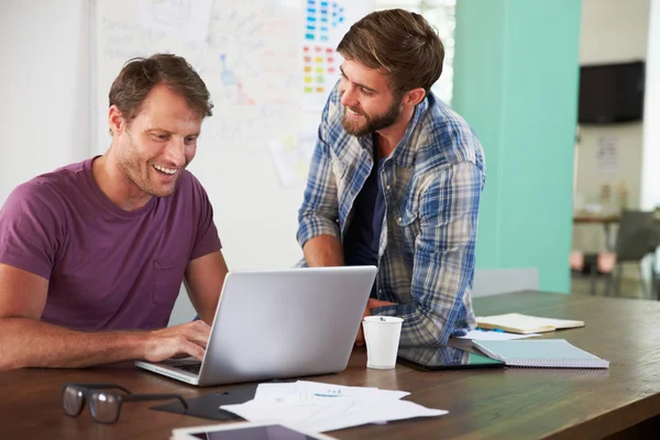 Uomini d'affari che lavorano insieme in ufficio — Foto Stock