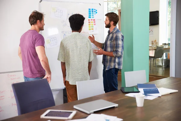 Empresários tendo reunião criativa no escritório — Fotografia de Stock