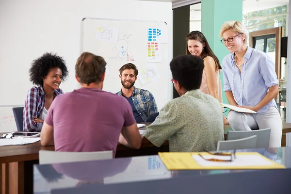 Geschäftsleute bei kreativem Treffen — Stockfoto