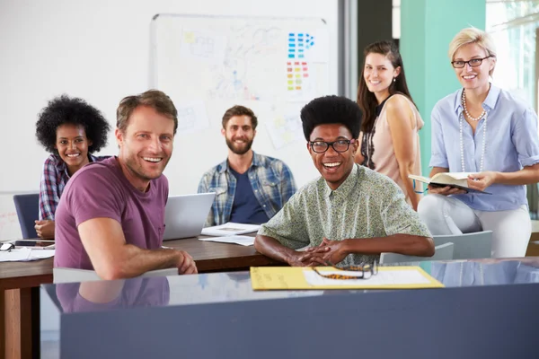 Empresarios teniendo reunión creativa — Foto de Stock