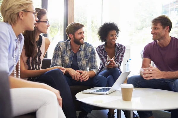 Empresarios teniendo reunión informal — Foto de Stock