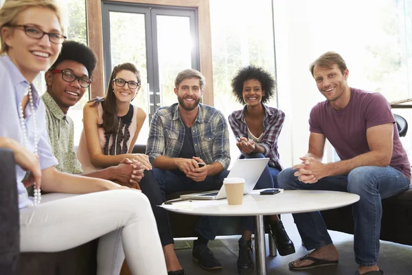 Empresarios que tienen reunión informal en la oficina — Foto de Stock