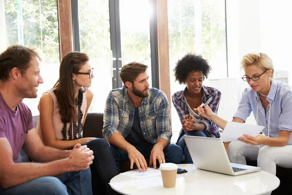 Empresarios teniendo reunión informal — Foto de Stock