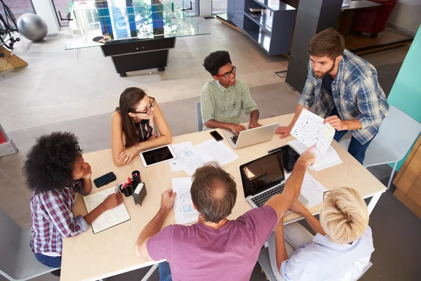 Manager leitet kreatives Brainstorming im Amt — Stockfoto