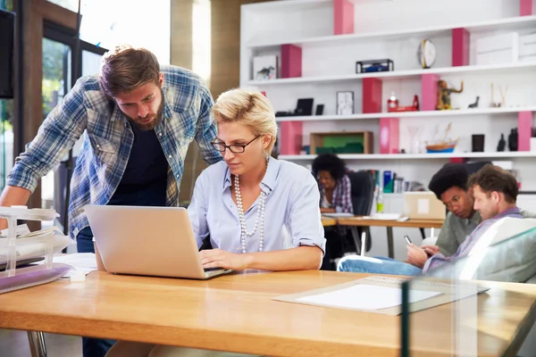 Imprenditori che lavorano in ufficio occupato — Foto Stock