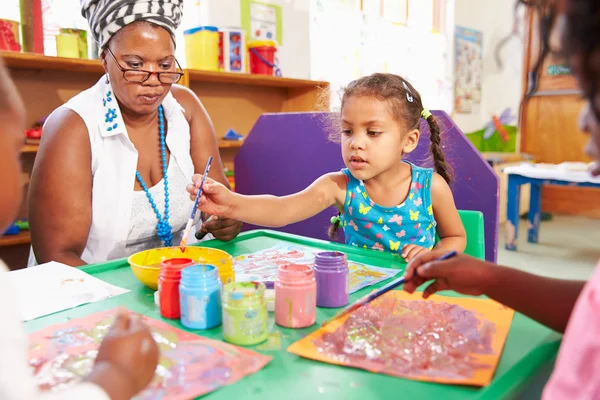 Insegnante seduto con i bambini — Foto Stock