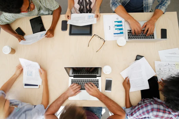 Personeel met digitale apparaten In vergadering — Stockfoto