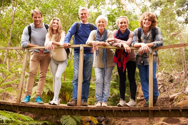 Mehrgenerationenfamilie im Wald — Stockfoto