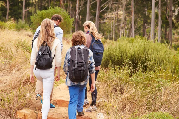 Familie wandelen op trail — Stockfoto